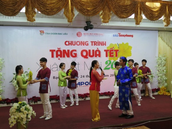 Tặng quà tết cho học sinh, sinh viên hoàn cảnh khó khăn - ảnh 10