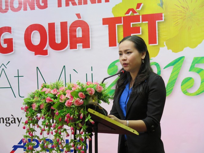 Tặng quà tết cho học sinh, sinh viên hoàn cảnh khó khăn - ảnh 5