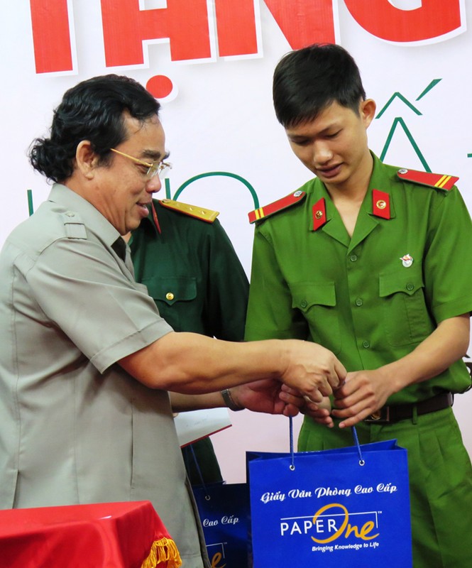 Tặng quà tết cho học sinh, sinh viên hoàn cảnh khó khăn - ảnh 1