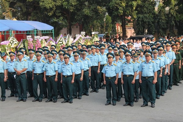 Đau xót tiễn đưa 4 quân nhân hy sinh trong vụ rơi trực thăng - ảnh 2