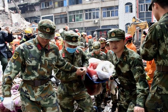 Hiện trường vụ sập 4 nhà cao tầng kinh hoàng ở Trung Quốc - ảnh 7