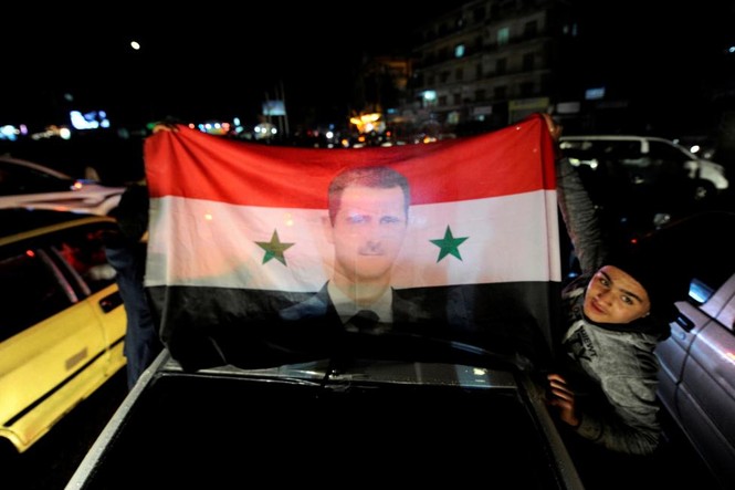 Quân đội Syria giải phóng Aleppo, dân xuống đường ăn mừng - ảnh 2