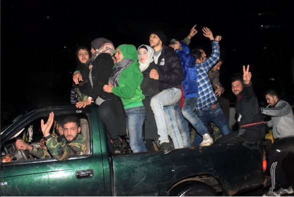 Quân đội Syria giải phóng Aleppo, dân xuống đường ăn mừng - ảnh 3