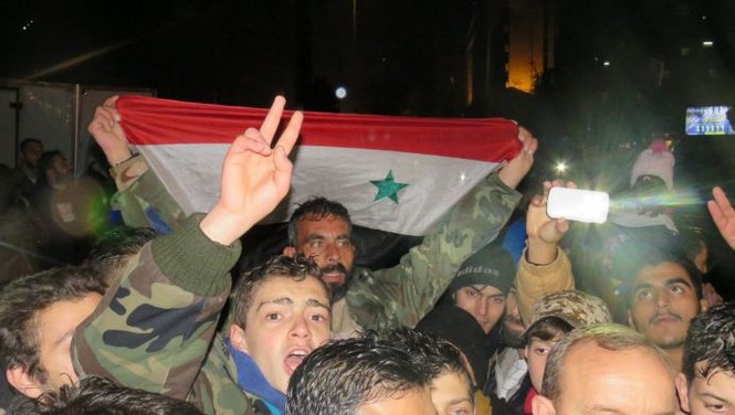 Quân đội Syria giải phóng Aleppo, dân xuống đường ăn mừng - ảnh 7