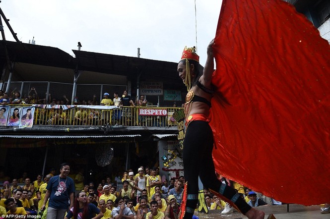 Rộn ràng cuộc thi hoa hậu đồng tính trong nhà tù Philippines - ảnh 7