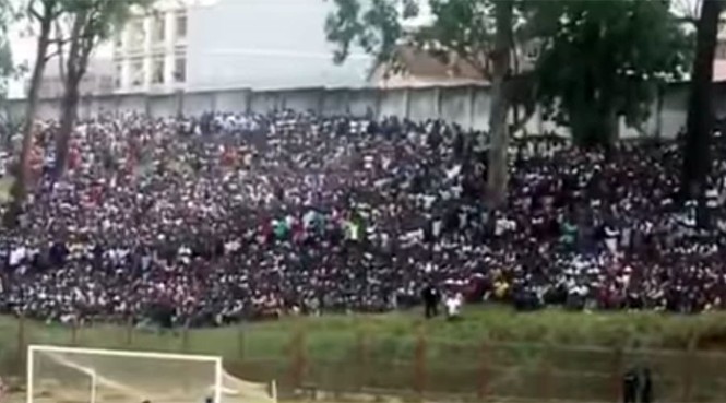 Giẫm đạp chen vào sân bóng đá, 17 người thiệt mạng - ảnh 1