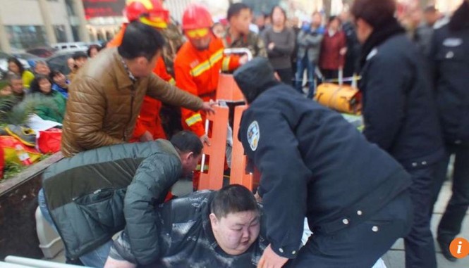 Anh béo ngã trên phố, 20 người hì hục suốt 2 tiếng không đỡ được dậy - ảnh 1