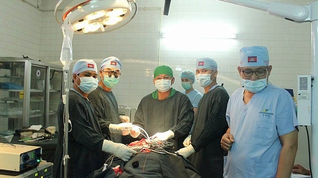 Tài xế xe ôm thoát chết kì diệu dù bị dao đâm xuyên cổ - ảnh 4