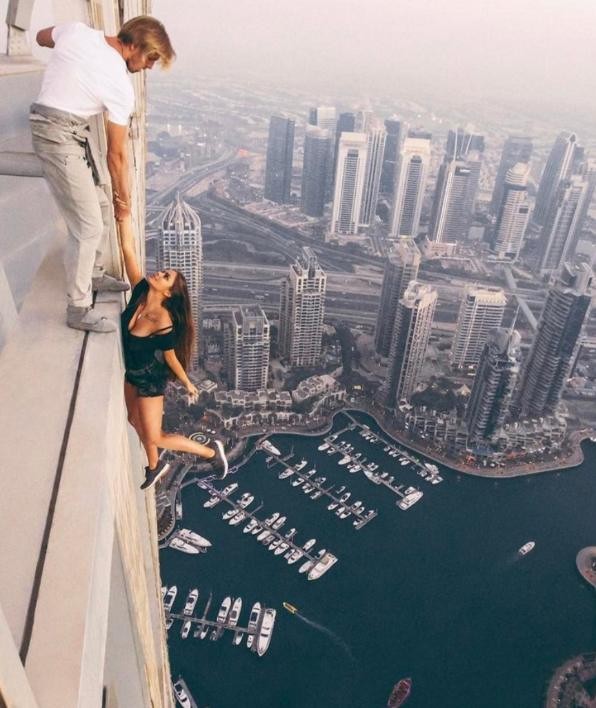 Người mẫu đu trên nóc nhà chọc trời bị cảnh sát 'sờ gáy' - ảnh 1