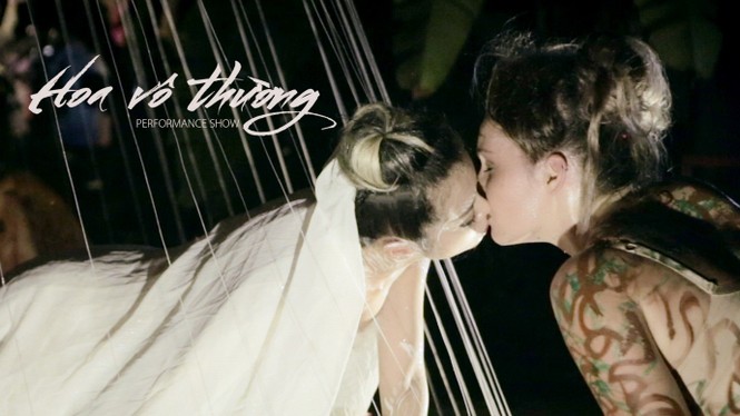 Sốc với nụ hôn đồng giới của nữ nghệ sỹ trình diễn Bùi Thanh Lê - ảnh 1