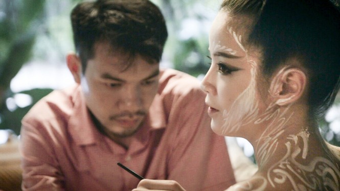 Sốc với nụ hôn đồng giới của nữ nghệ sỹ trình diễn Bùi Thanh Lê - ảnh 2