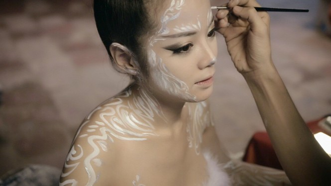 Sốc với nụ hôn đồng giới của nữ nghệ sỹ trình diễn Bùi Thanh Lê - ảnh 3