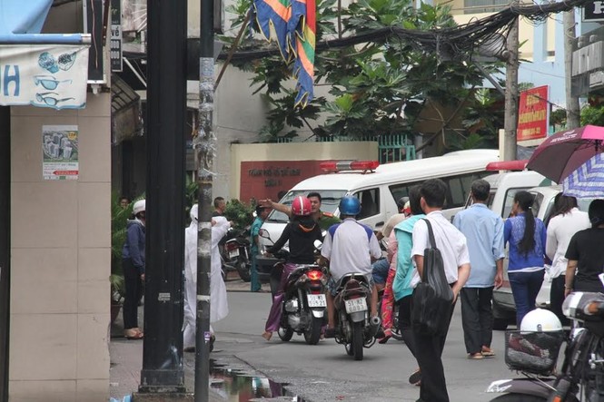 TPHCM: Nổ súng ở UBND phường, 1 người nghi tự sát - ảnh 1
