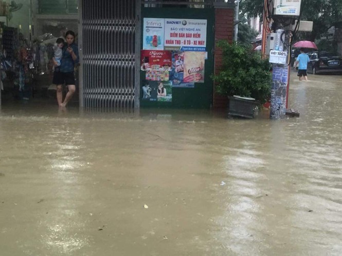 Thành phố Vinh ngập sâu, nước tràn vào nhà dân - ảnh 5