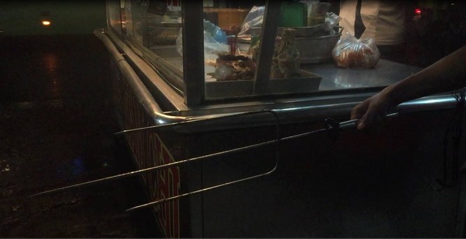 Thanh niên xông vào tiệm bánh mì cầm ba chĩa khống chế cụ bà - ảnh 1