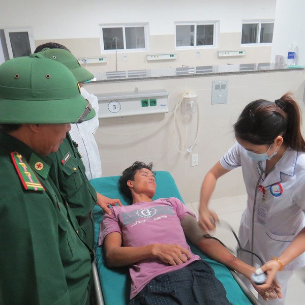 Sống sót sau 2 ngày bị lũ cuốn trôi dạt trên biển - ảnh 1