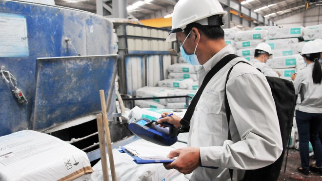 Công nhân ngành sản xuất tấm lợp Amiăng trắng muốn duy trì công việc - ảnh 1