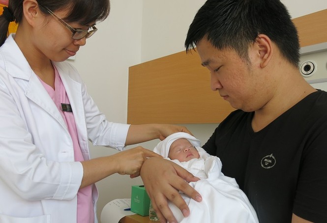 Phẫu thuật cứu sống bé gái sơ sinh nội tạng nằm ngoài ổ bụng - ảnh 2