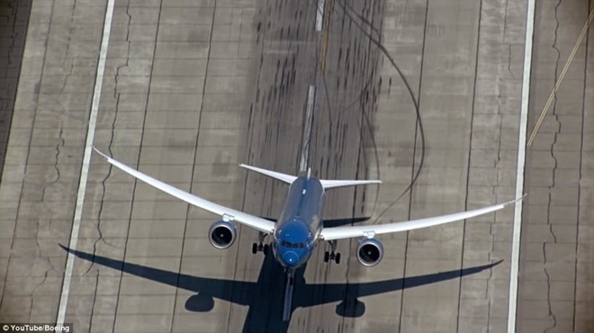 'Màn biểu diễn' của máy bay hiện đại nhất Vietnam Airlines Boeing 787-9 - ảnh 2