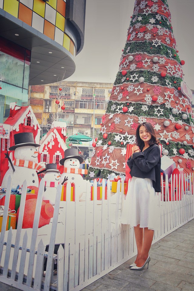 Hoa khôi ĐH Quốc gia Hà Nội duyên dáng đón Noel - ảnh 1