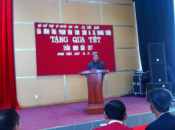 Nông dân Phạm Văn Vam đem Tết sớm cho bà con nghèo - ảnh 1