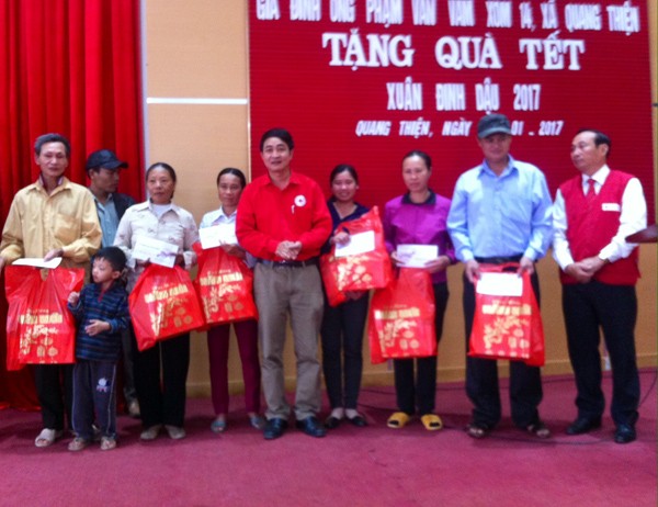 Nông dân Phạm Văn Vam đem Tết sớm cho bà con nghèo - ảnh 2