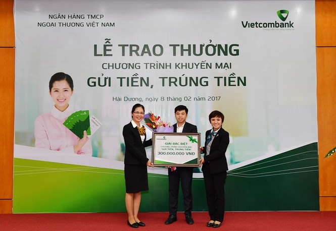 Vietcombank trao giải 300 triệu đồng chương trình “Gửi tiền, Trúng tiền” - ảnh 1