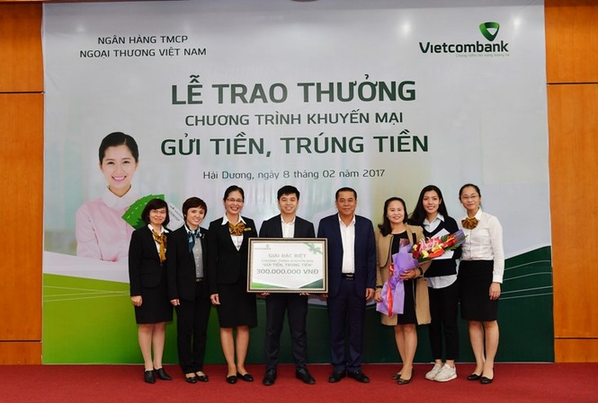 Vietcombank trao giải 300 triệu đồng chương trình “Gửi tiền, Trúng tiền” - ảnh 3