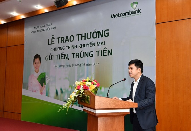 Vietcombank trao giải 300 triệu đồng chương trình “Gửi tiền, Trúng tiền” - ảnh 2