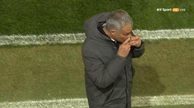 Bắt quả tang Mourinho dùng 'bùa may mắn' giúp MU thắng - ảnh 1