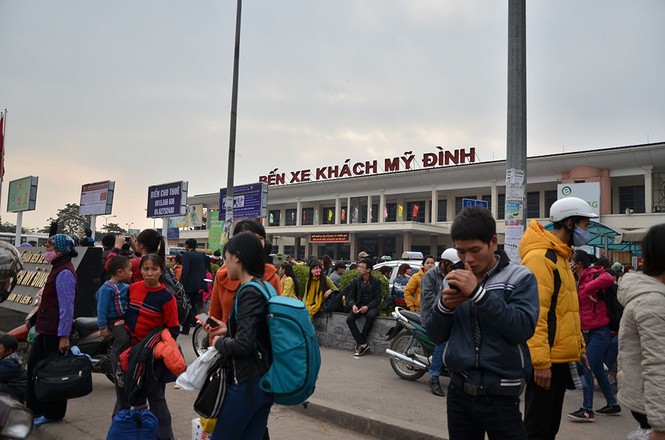Hàng vạn người ùn ùn về lại Thủ đô sau kỳ nghỉ tết - ảnh 1