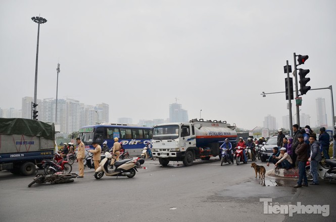 Xe bồn chở xăng đâm liên hoàn 10 xe máy - ảnh 4