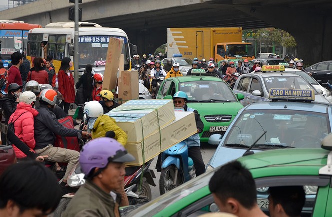 Hàng vạn người ùn ùn về lại Thủ đô sau kỳ nghỉ tết - ảnh 12