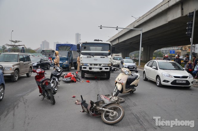 Xe bồn chở xăng đâm liên hoàn 10 xe máy - ảnh 1