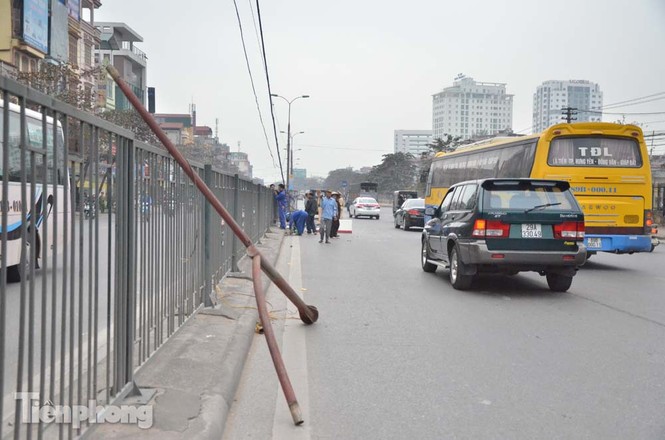 Xe buýt đâm đổ cột đèn chiếu sáng, ủi tung hàng rào sắt - ảnh 2