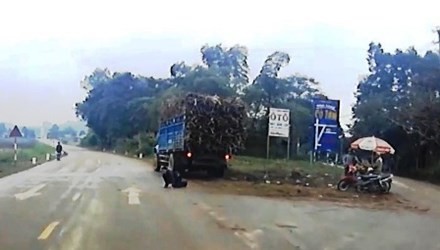 10 video ‘hot’: Tên cướp táo tợn xông vào nhà giật túi xách - ảnh 3