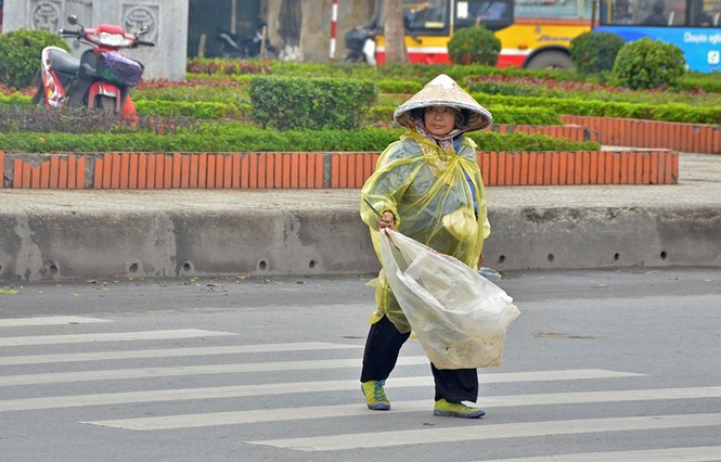 Người Hà Nội co ro trong gió mùa - ảnh 9