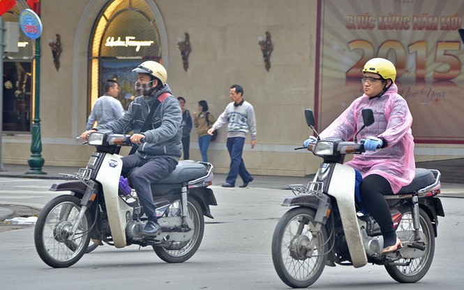 Người Hà Nội co ro trong gió mùa - ảnh 10