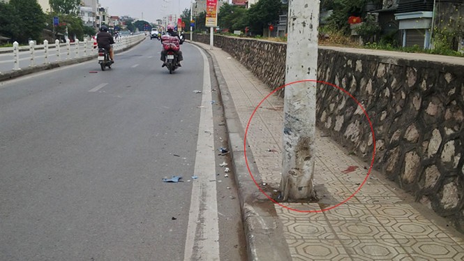 Đâm lõm cột đèn, hai thanh niên nguy kịch - ảnh 1