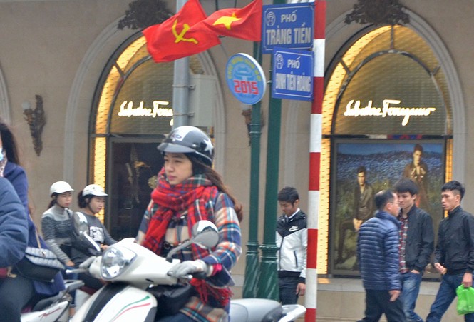 Người Hà Nội co ro trong gió mùa - ảnh 1