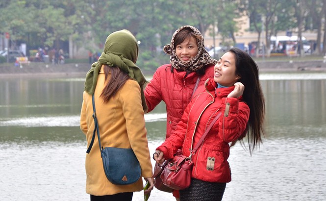 Người Hà Nội co ro trong gió mùa - ảnh 7