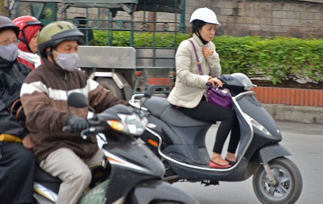 Người Hà Nội co ro trong gió mùa - ảnh 3
