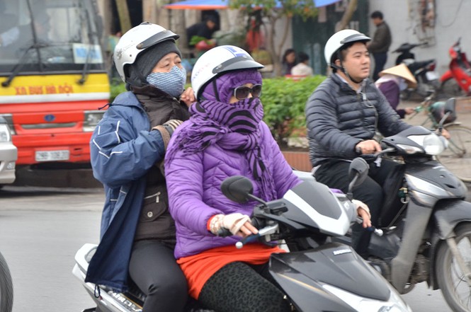 Người Hà Nội co ro trong gió mùa - ảnh 4