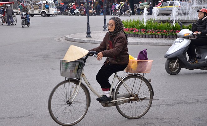 Người Hà Nội co ro trong gió mùa - ảnh 11