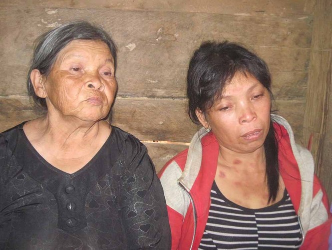 Đặt quan tài trước Uỷ ban nhân dân xã - ảnh 1