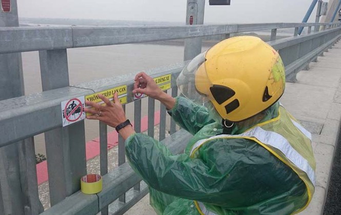 Dán nhiều biển cấm trên cầu Nhật Tân - ảnh 1