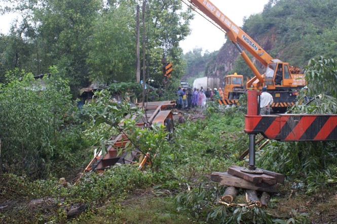 Xe đầu kéo húc ôtô CSGT bay xuống vực, 2 người thương vong - ảnh 1