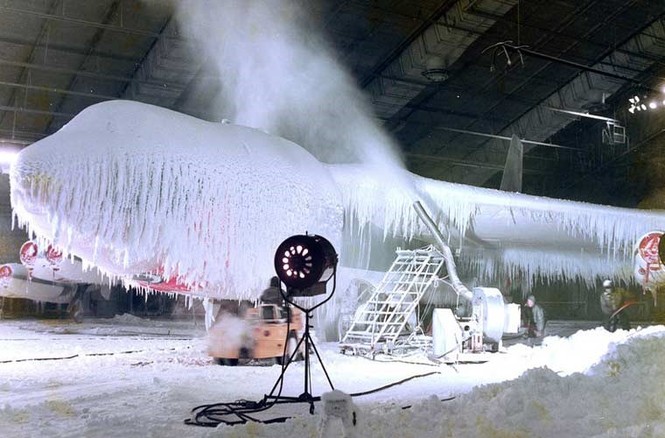 Vùi các siêu máy bay chiến đấu trong băng tuyết - ảnh 9