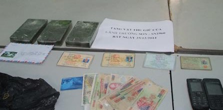 Bắt giữ kẻ giấu hơn 1 cân heroin trong cạp quần - ảnh 1