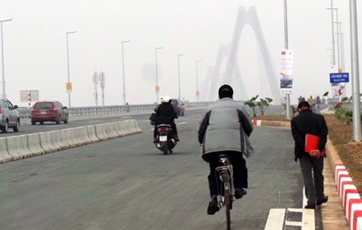 Liên tiếp xảy ra tai nạn, dải phân cách cầu Nhật Tân bị 'khai tử' - ảnh 2